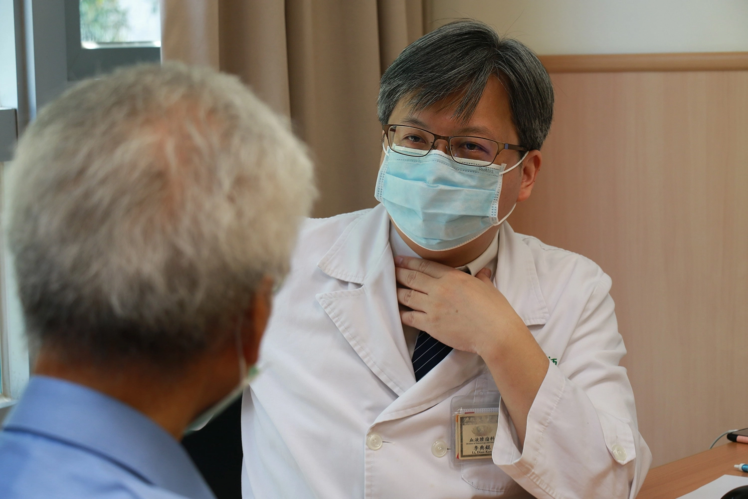 血液腫瘤科主任李典錕（右）向賴先生說明目前的治療情形。
