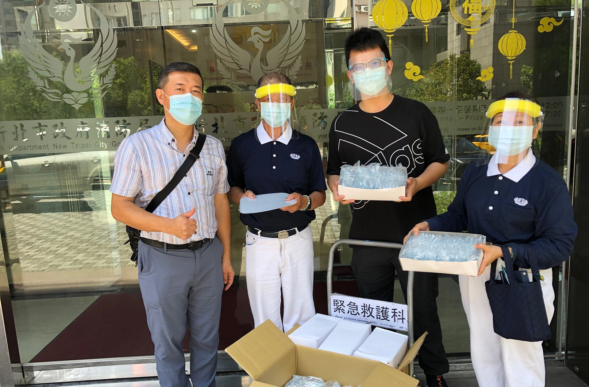 慈濟捐贈防護面罩於新北市政府消防局。