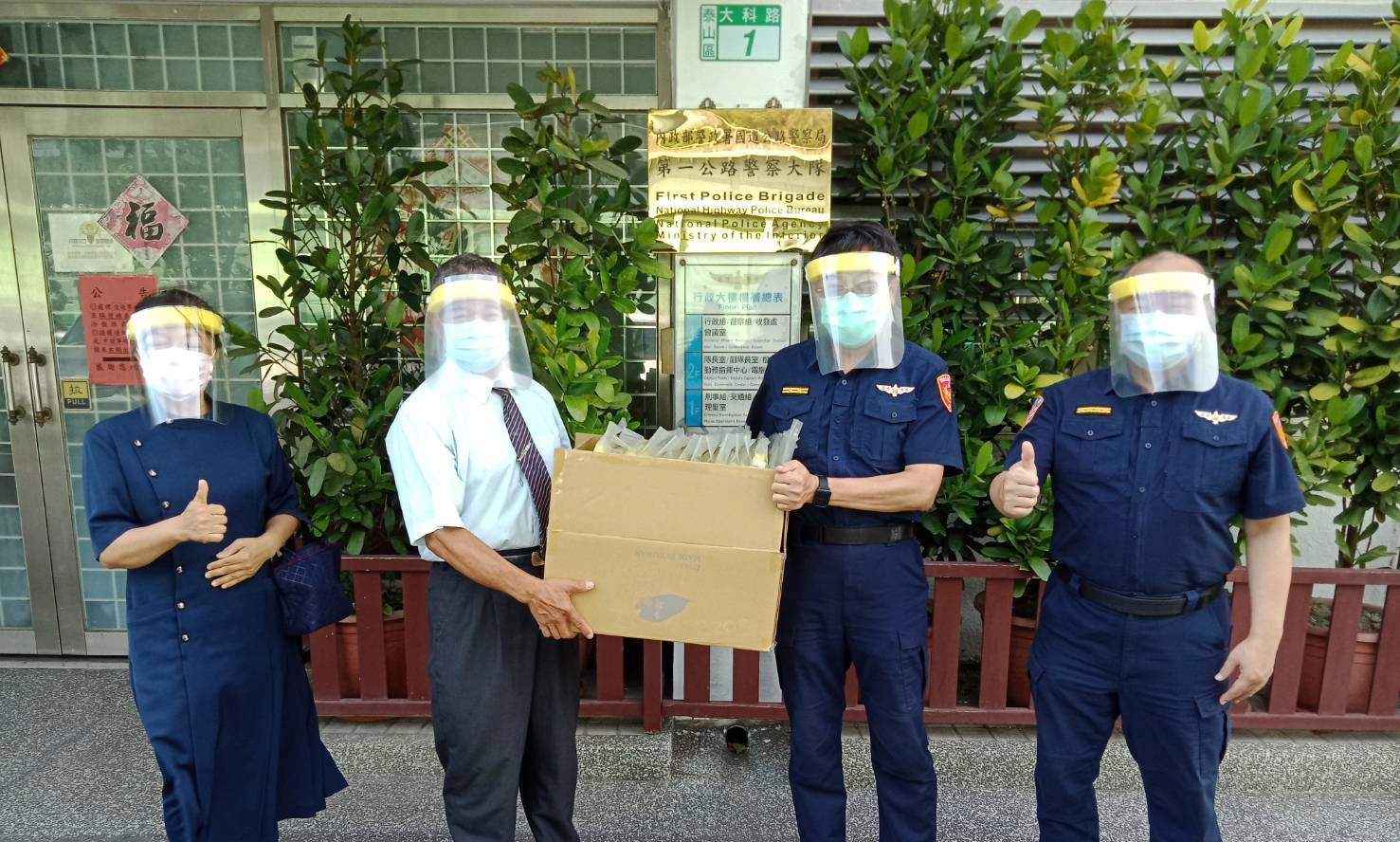 慈濟捐贈防護面罩於國道第一公路警察大隊。