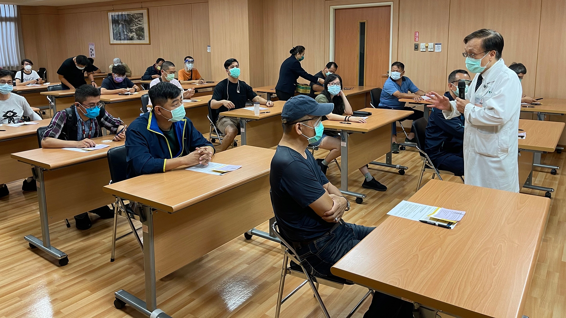 臺中慈濟醫院院長簡守信（右一）向警察人員解說接種疫苗疑慮。