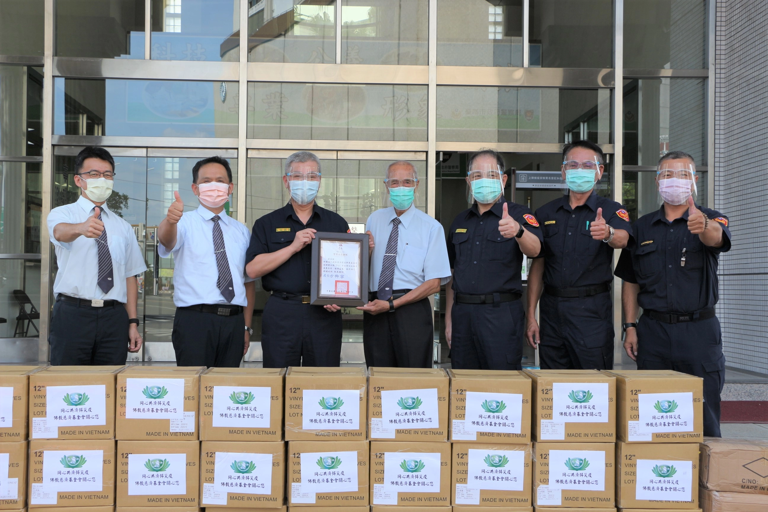 台南市警察局方仰寧局長(左三)感恩各界對警察執勤安全的重視。(攝影：溫寶琴)