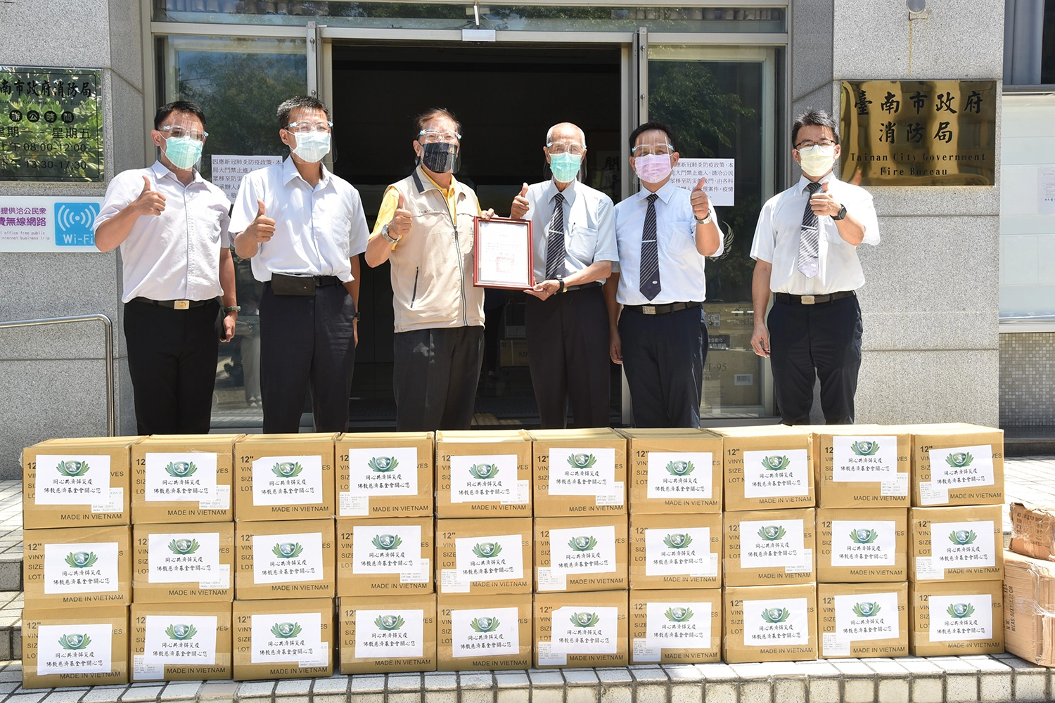 5月27日慈濟提供消防局防護面罩、PVC手套，盼透過拋磚引玉，帶動為第一線防疫工作人員加油打氣。(攝影：郭明娟)