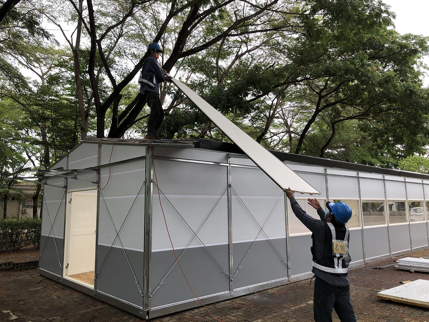慈濟提供2組篩檢組合屋，5月28日起陸續在市府規劃之新化體育公園、松柏育樂中心搭建施工，預計6月2日前完成。圖為新化體育公園。(攝影：王永周)