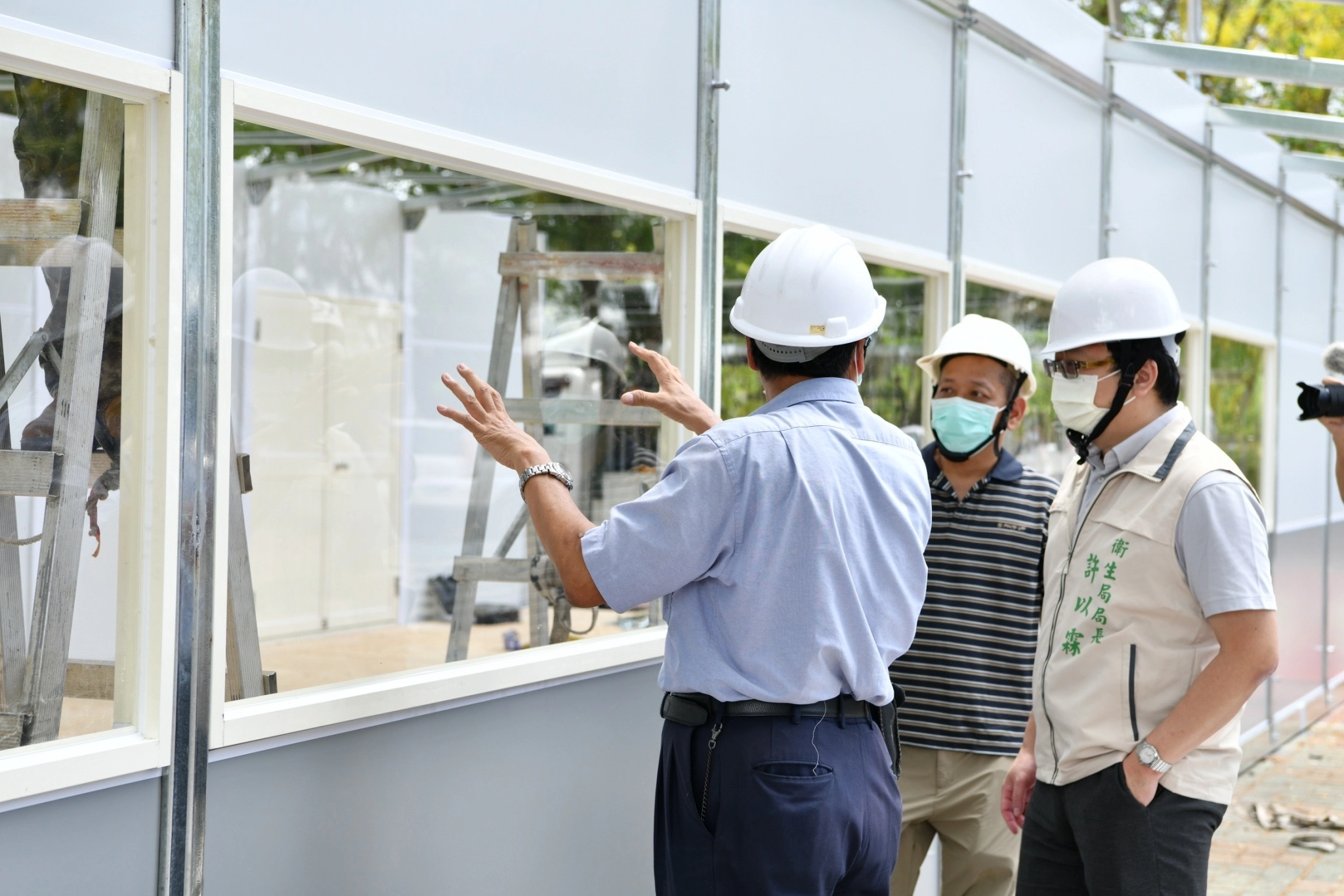 慈濟提供2組篩檢組合屋，5月29日台南市衛生局長許以霖到新化體育公園了解施作進度。(攝影：王永周)