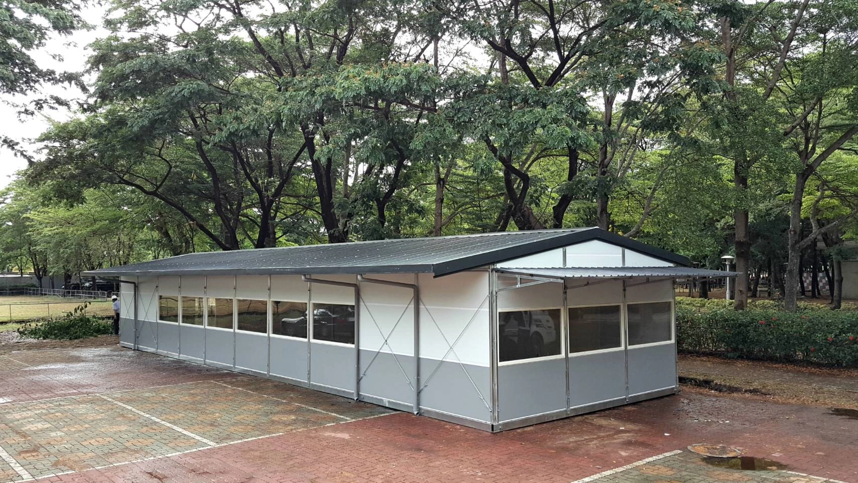 慈濟提供2組篩檢組合屋，5月29日在新化體育公園搭建完成。(攝影：黃筱哲)