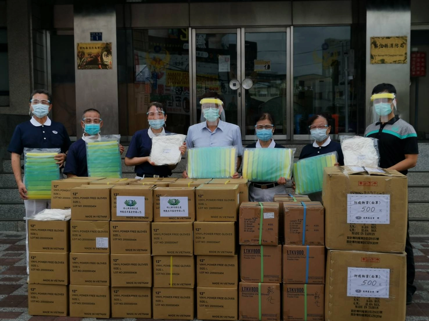彰化縣消防局代理局長邱聰佳(中)感恩慈濟捐贈。(攝影：施宜良)