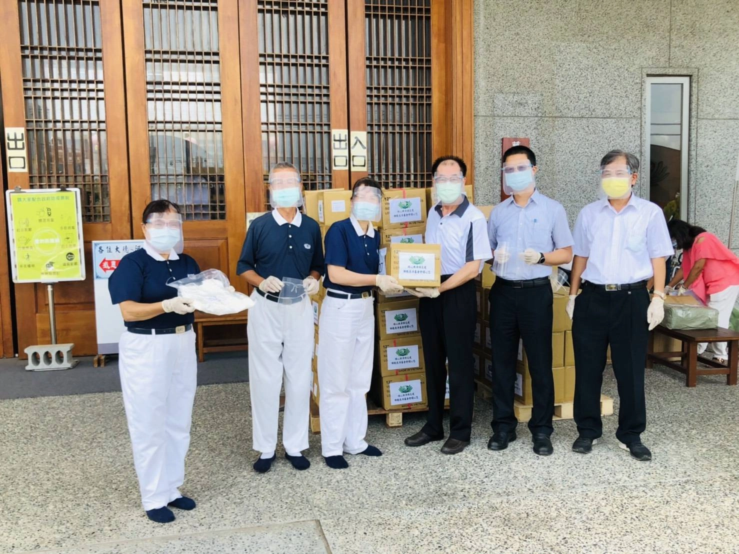慈濟提供彰化縣警察局、消防局防護面罩共3千個、PVC手套共7萬個，5月27日陳東成副局長(右三)代表警察局收下。(攝影：彰化縣警察局)