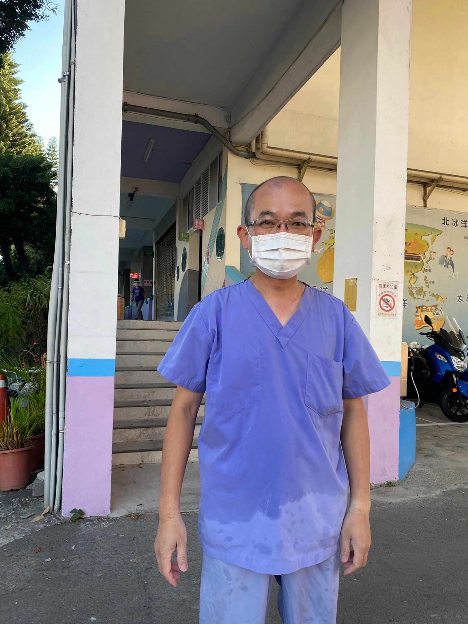 復健科技術副主任林啟文帶領同仁支援快篩站與泰安國小前進快篩站，濕透的上衣顯示了每位支援同仁的辛勞。