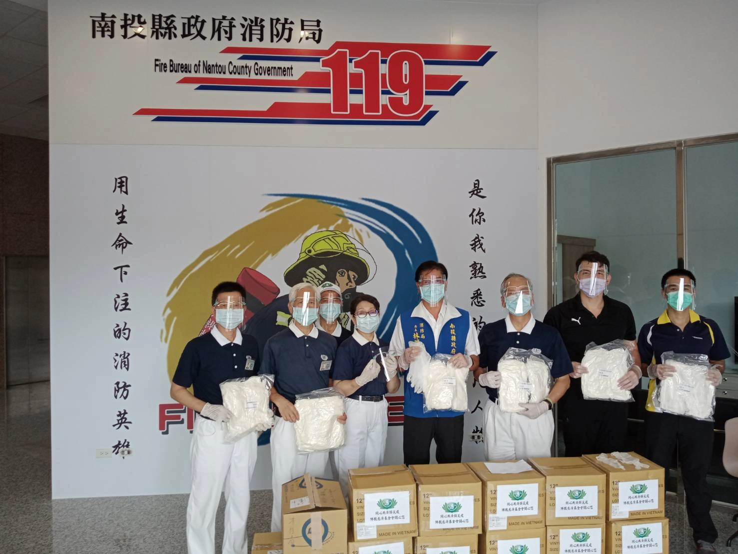 慈濟提供南投縣防護面罩1500個、PVC手套20000雙給第一線警察、消防人員，及第一線採訪記者，圖為南投縣消防局。(圖為慈濟基金會提供)
