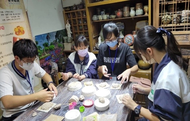 來到具有安平特色的劍獅陶坊，在陶藝老師的引導下，陶土形成了一個個美麗的作品，捏陶的有趣體驗。