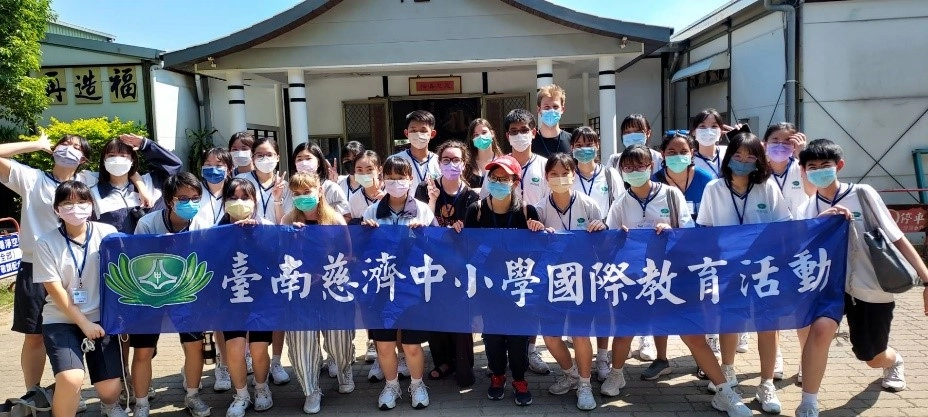 臺南慈中學生和成大外籍生透過環保教育學習及茶道課程、體驗書法及實作陶藝等課程，進行文化交流。