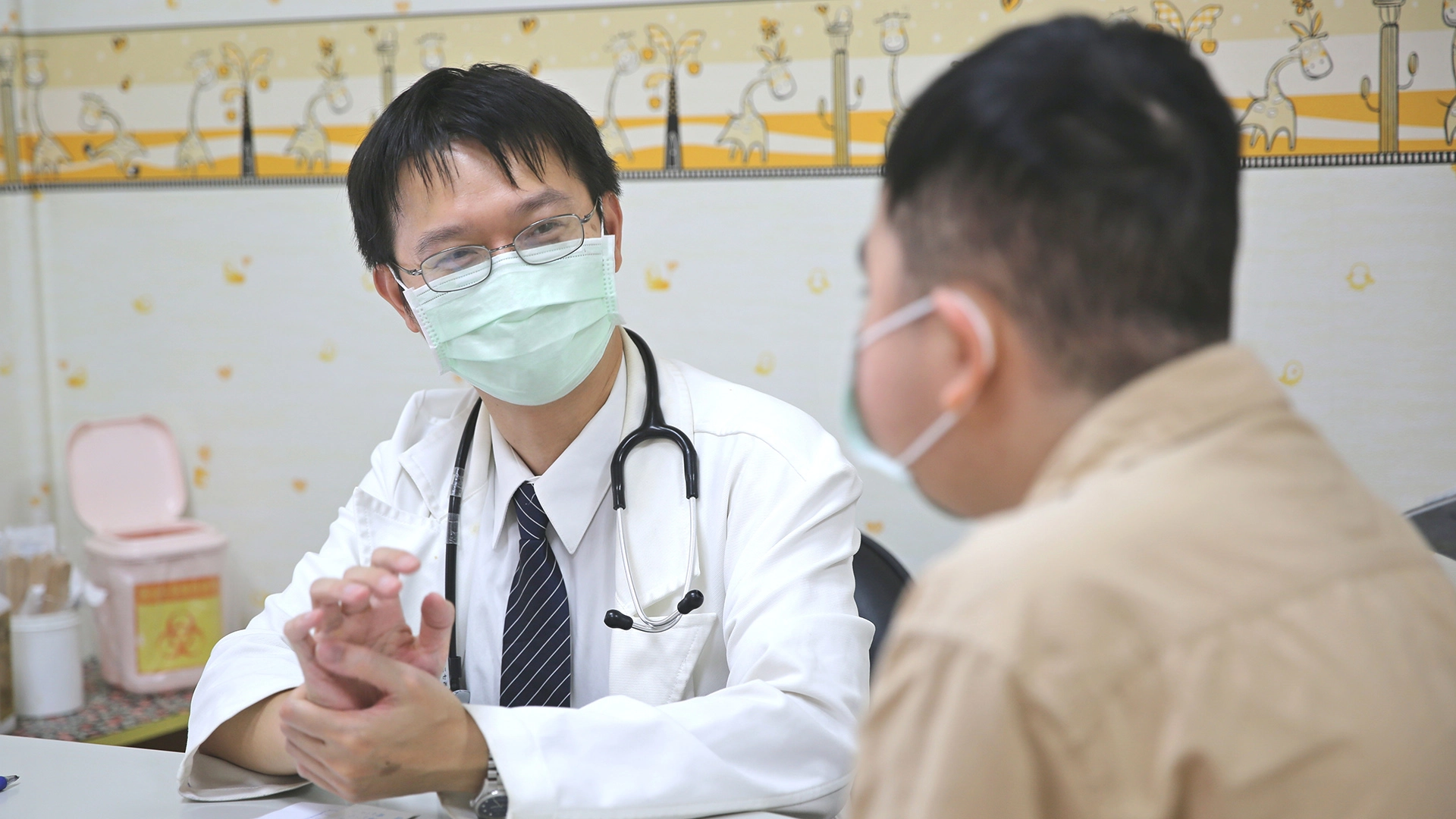 國二的邱小弟因全身嚴重水腫不適，到花蓮慈濟醫院掛急診，經小兒腎臟科陳明群醫師診斷為腎病症候群合併急性腎損傷。