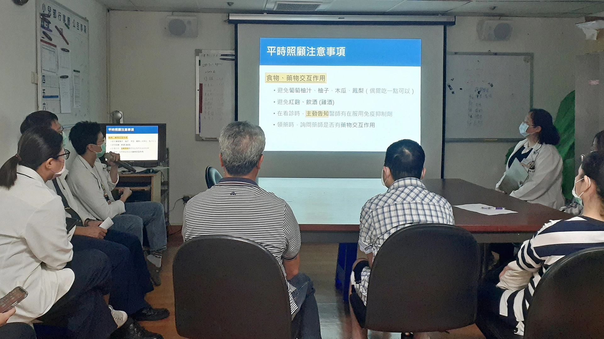 邱小弟出院前，陳明群主任安排出院醫病討論會，將邱小弟住院近兩個月的病程及出院注意事項，甚至緊急狀況該如何因應，做了妥善規劃。