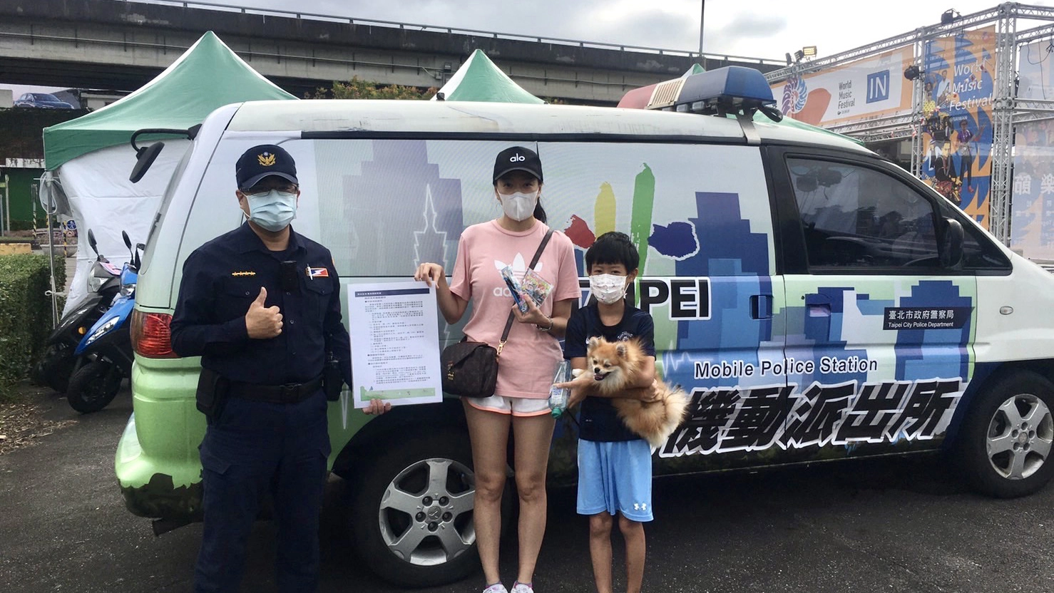 保大機動派出所透過手持式宣導海報及文宣品發放，提醒民眾落實「防疫新生活」措施及反詐騙等犯罪預防的重要性。