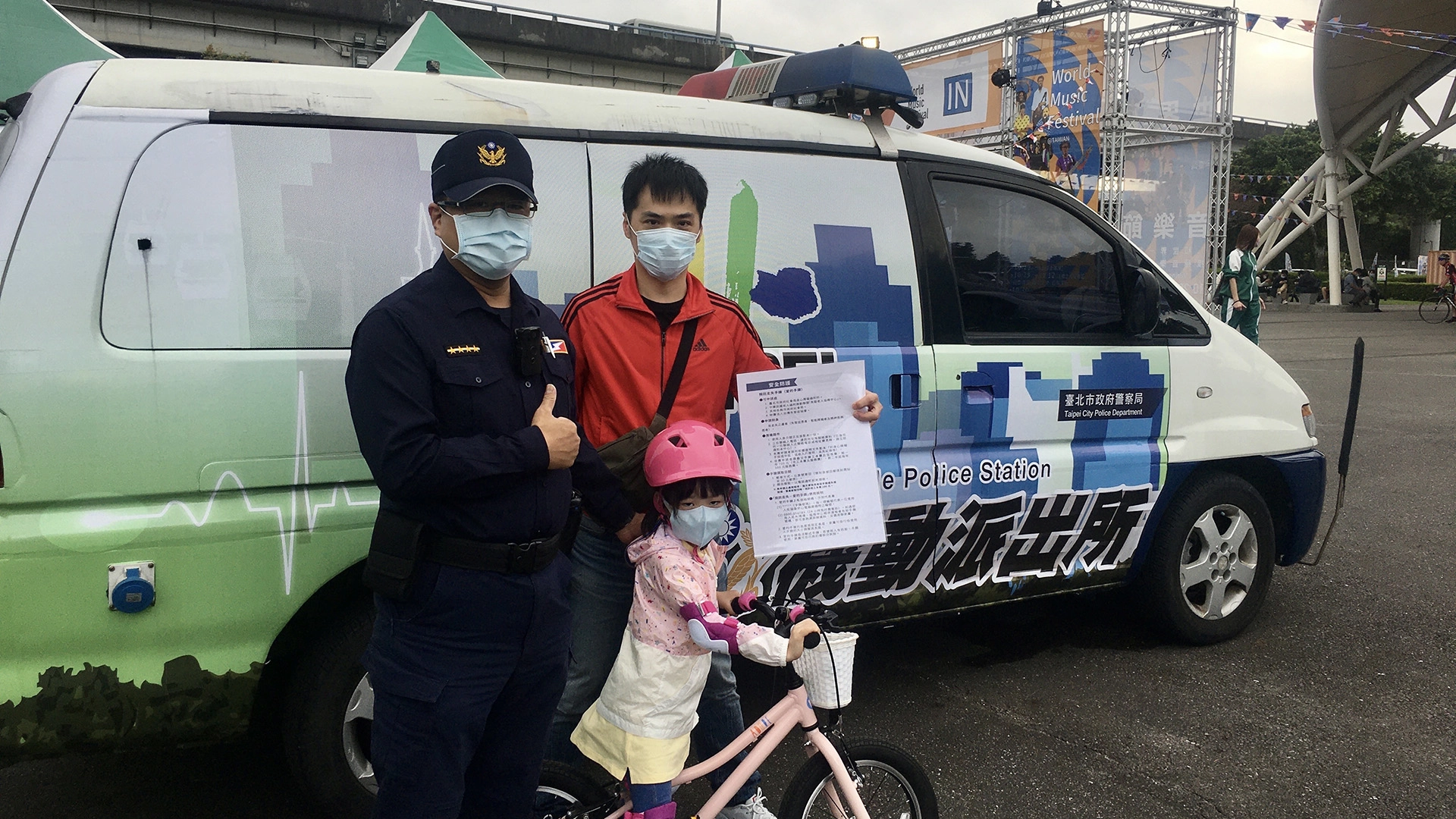 保大機動派出所透過手持式宣導海報及文宣品發放，提醒民眾落實「防疫新生活」措施及反詐騙等犯罪預防的重要性。
