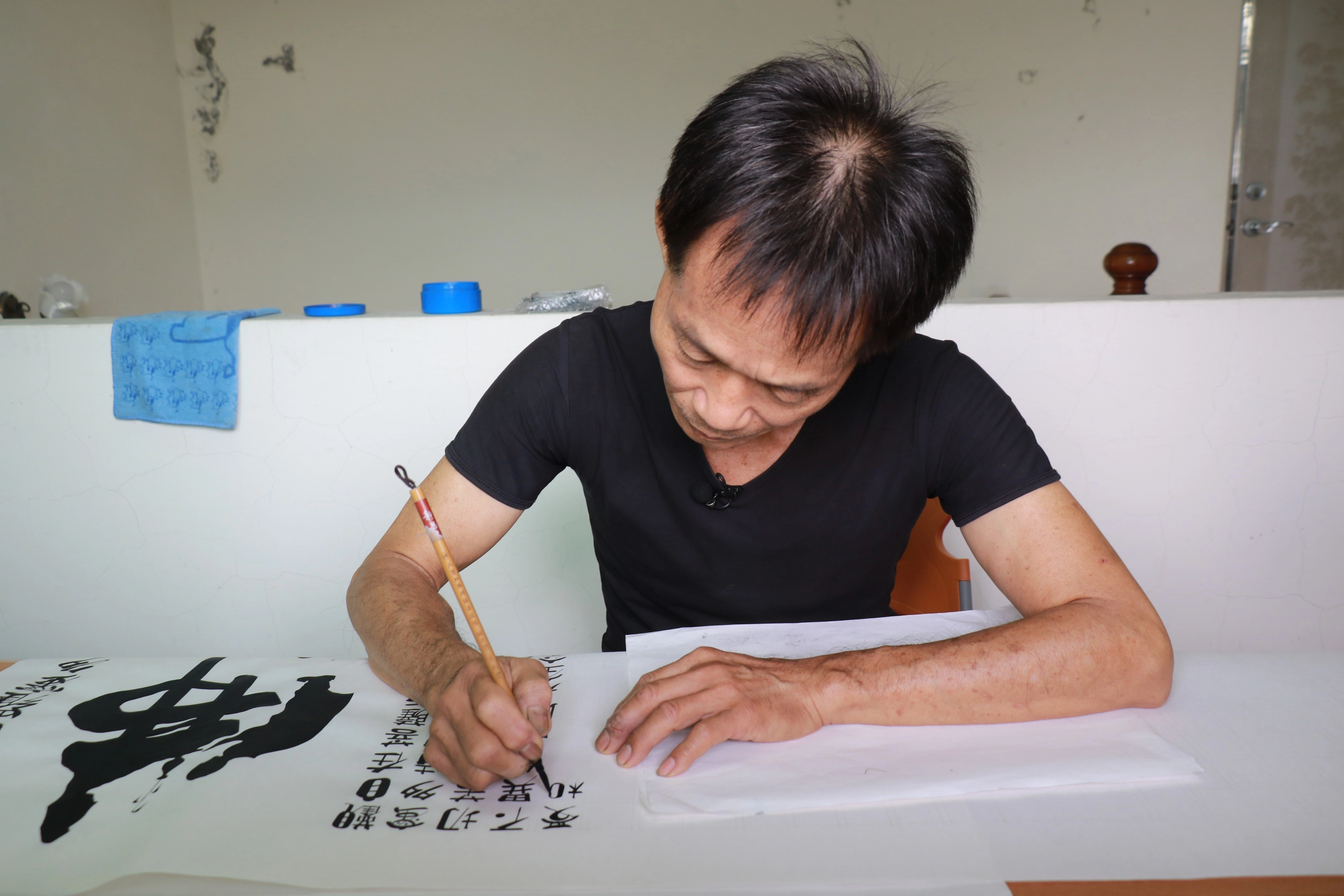 劉學盛師兄在家裡專注的書寫作畫。