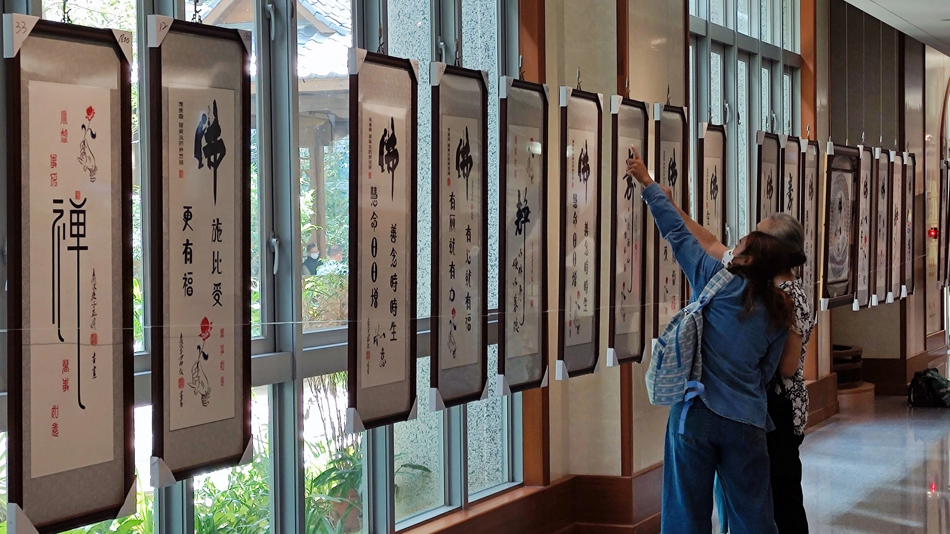 欣賞「劉學盛佛經書畫獻愛展」的鄉親，都表示他的作品很容易親近。
