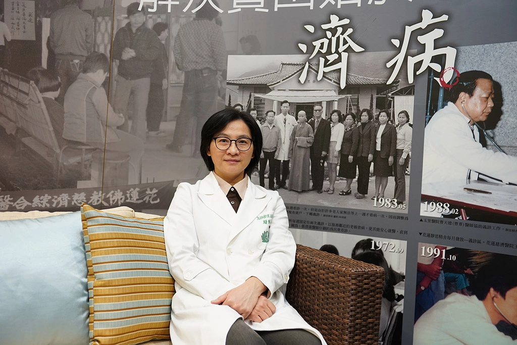 賴佩芳醫師提到，研發「防疫隔離罩」過程印象最深的是團隊合作的默契，包括經花蓮慈院訓練出來的高級救護技術員（EMT-P）的試用與與工務組同仁協助開發。
