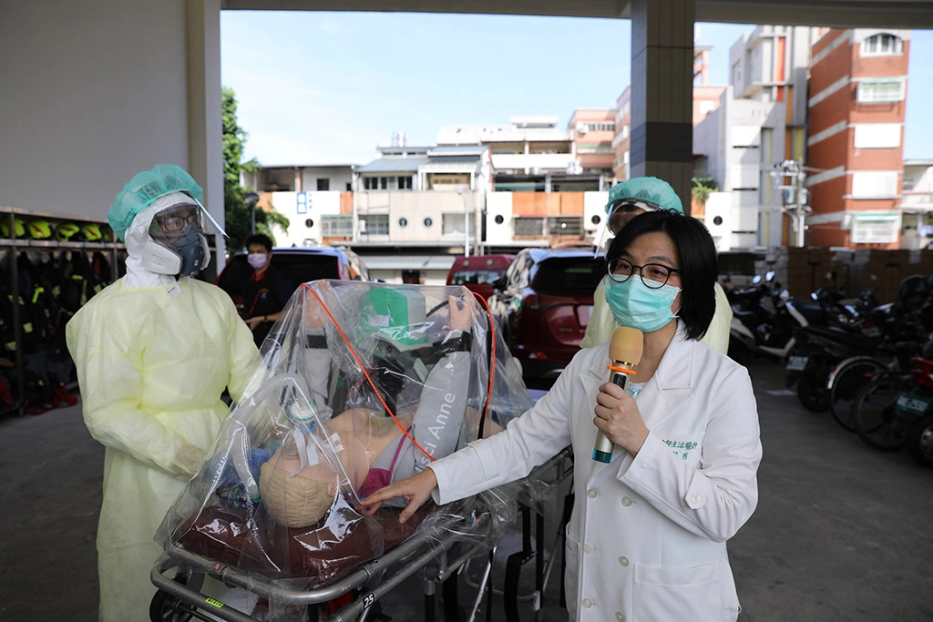 花蓮慈濟醫院急診部賴佩芳醫師發明「防疫隔離罩」，好收納且便於使用，讓第一線防疫人員可以安心值勤， 減少被感染的風險。 (拍攝時間：110年5月27日)