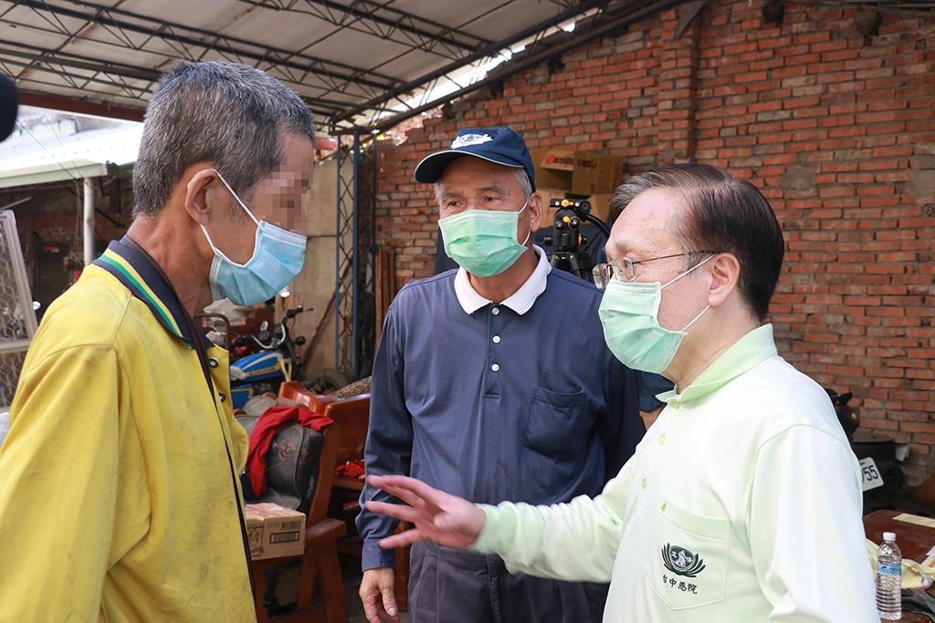 臺中慈院簡守信院長提醒江先生注意衛生習慣，並請他到醫院做檢查。