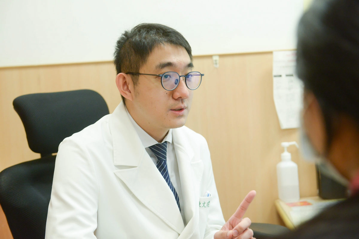 台北慈濟醫院身心醫學科陳文建醫師看診照。