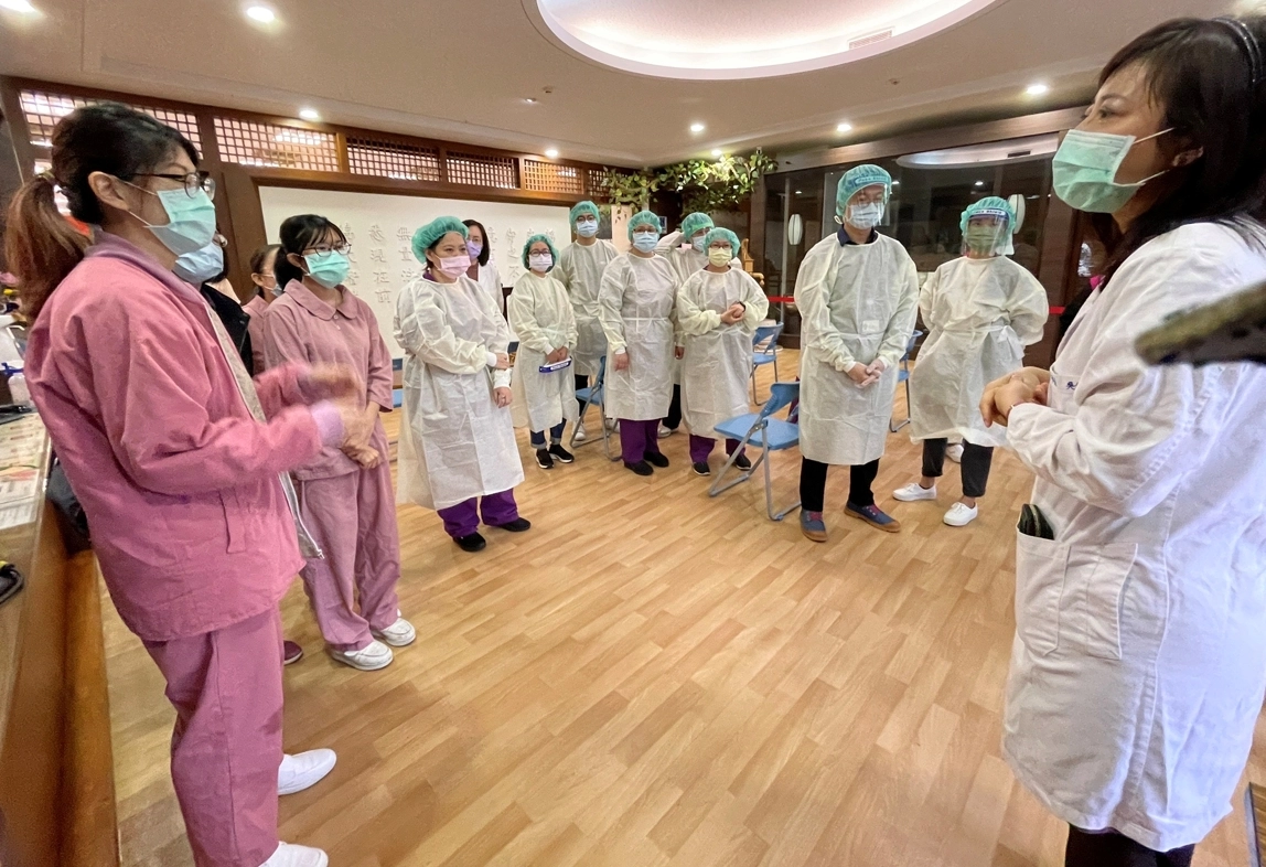 臺北市立聯合醫院中興院區醫護團隊進駐慈濟大同聯絡處為民眾施打疫苗。