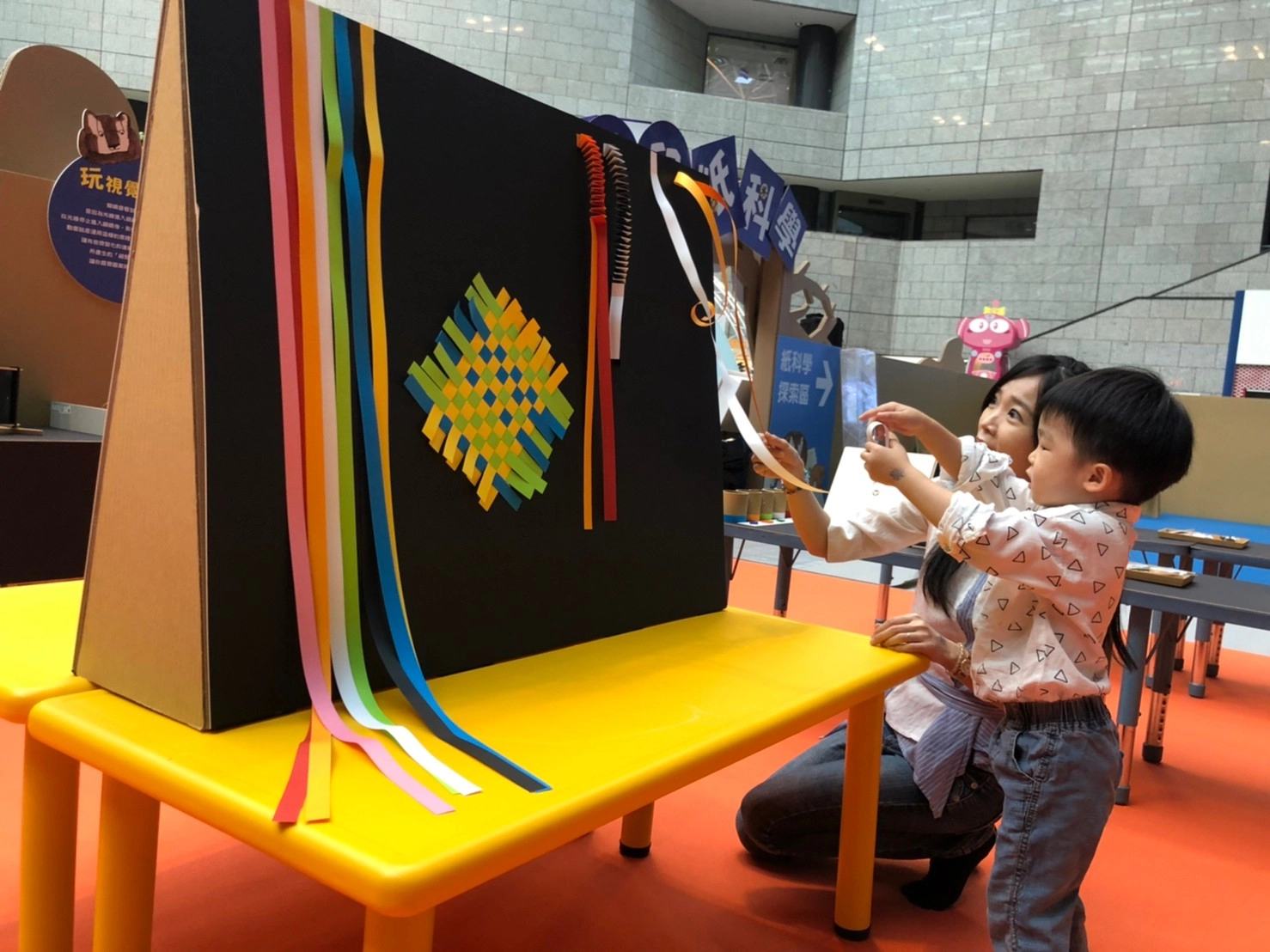 台灣科學節信誼邀親子到科工館幼兒紙科學展區一起體驗紙的千變萬化