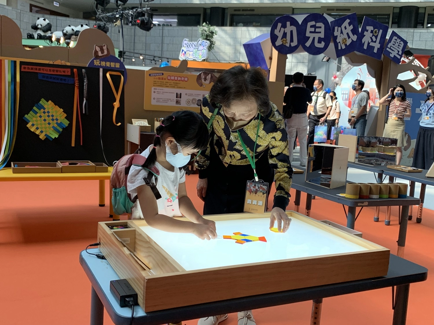 台灣科學節幼兒紙科學展11月6日在科工館隆重登場 信誼董事長(右)親臨現場並指導幼兒在光桌上大玩六形六色