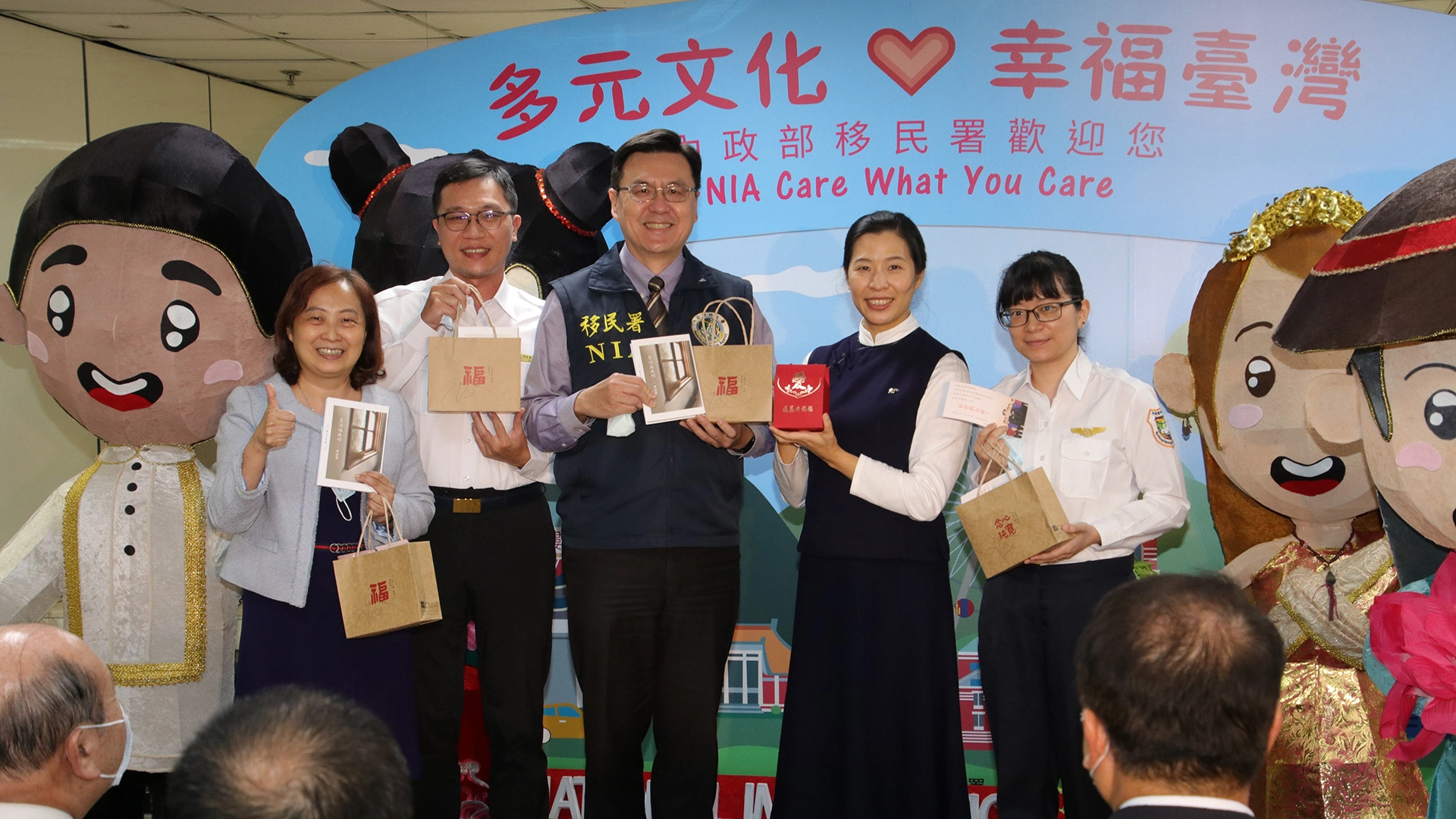 靜思書軒結合慈濟基金會前往移民署北區事務大隊臺北市服務站，給每位同仁一份靜思祝福禮福袋