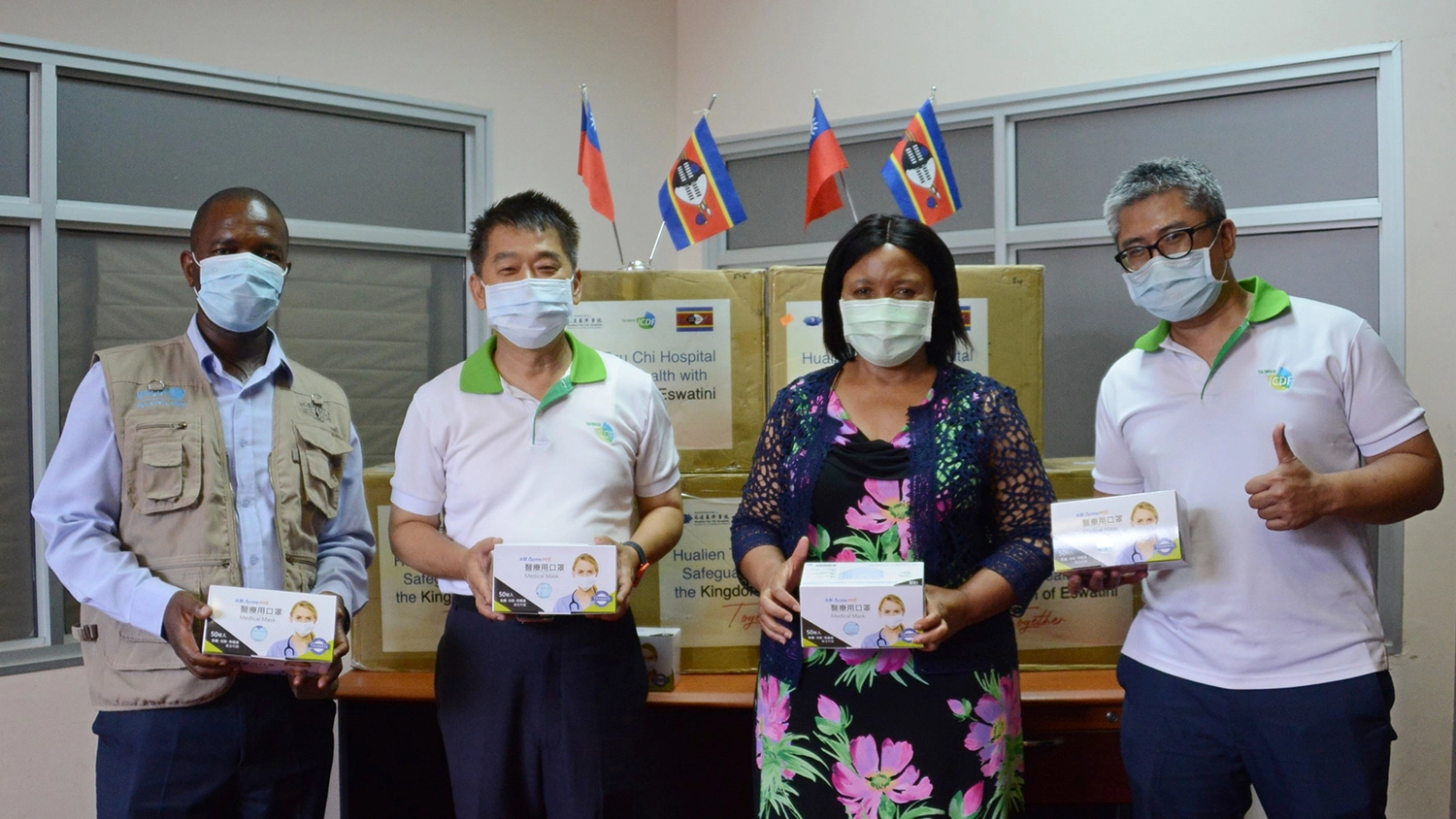 史瓦帝尼王國衛生部次長Simon M. Zwane，國合會技術團葉常青團長，史國衛生部長Senator Lizzy Nkosi，以及國合會計畫經理人楊植亙收到口罩，感謝花蓮慈院的捐贈。