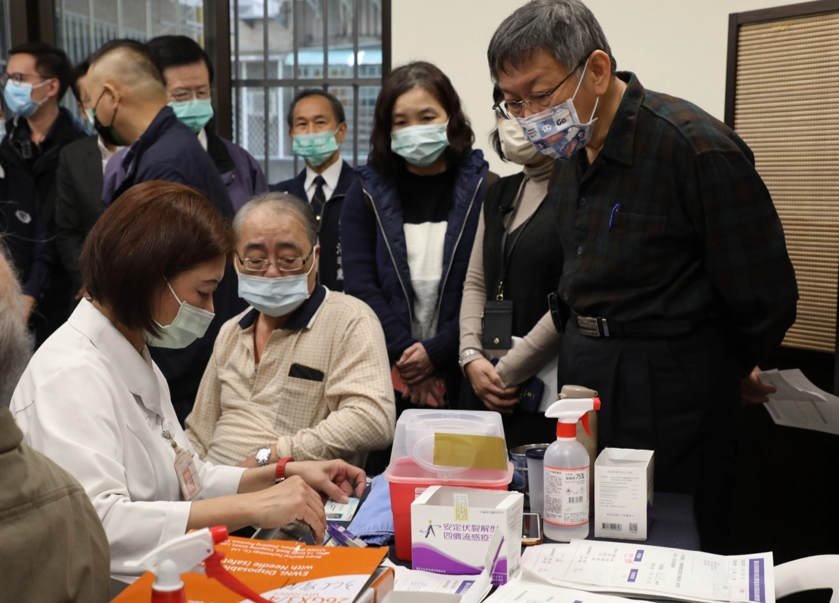 台北市慈濟大安聯絡處的長廊走道區域及人文教室等空間，規劃流感疫苗接種站，市長柯文哲特地前往視察及關心施打情形。