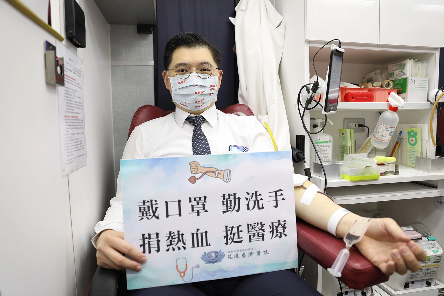 臨床病理科主任暨血液腫瘤科醫師黃威翰說，捐血其實對身體沒有害處，且捐一袋血可以幫助至少三個以上的生命。