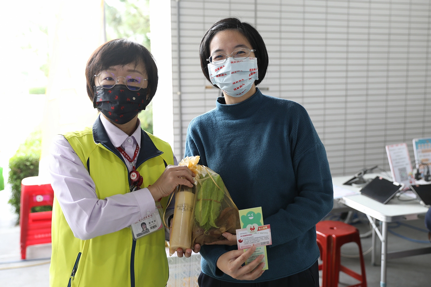 花蓮捐血站站長蔡惠如(左)感謝花蓮慈院響應捐血活動還貼心準備結緣品，右為醫務部主任吳雅汝醫師。