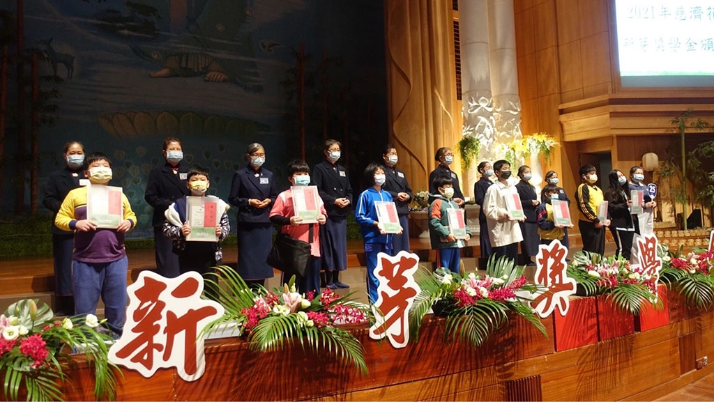 慈濟新芽獎學金頒獎，花蓮共1040位學子獲獎，其中11月13日在花蓮靜思堂共有5百多位獲獎。