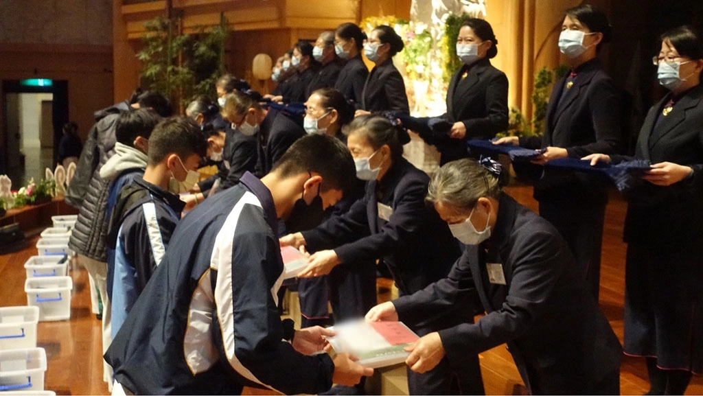慈濟新芽獎學金頒獎，花蓮共1040位學子獲獎，11月13日在花蓮靜思堂共有5百多位獲獎。