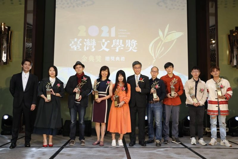 （左起）典禮主持人謝哲青、金典獎得主洪愛珠、伊格言、平路、鍾文音（年度大獎）、國立臺灣文學館長蘇碩斌、黃崇凱、徐振輔（暨蓓蕾獎得主）及蓓蕾獎得主陳宗暉、程廷合影。