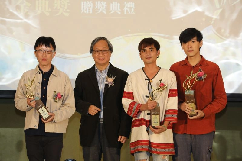 決審評審主席小野（左2）及蓓蕾獎得主陳宗暉、程廷、徐振輔（左起）合影。