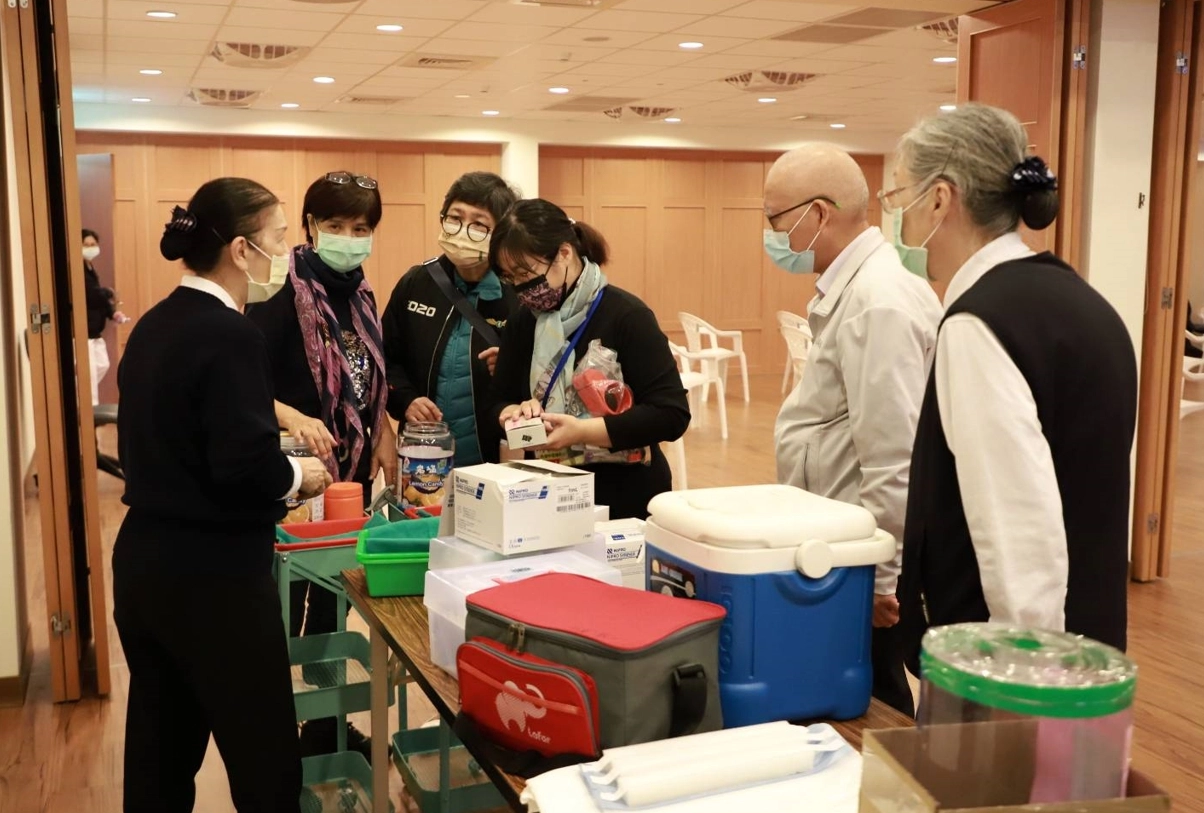 中央疫情指揮中心開放第14期COVID-19公費疫苗預約施打，臺北市新增慈濟內湖聯絡處接種站。