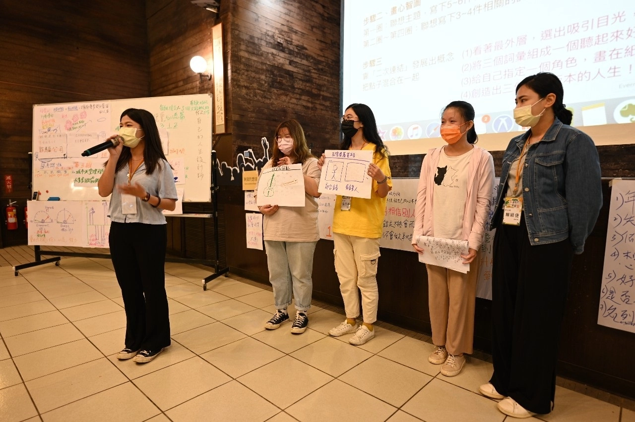 舉行「未來就業博覽會」競賽，讓學員構思好玩又有趣、且能幫助人的創新工作，並上臺進行人才招募說明。