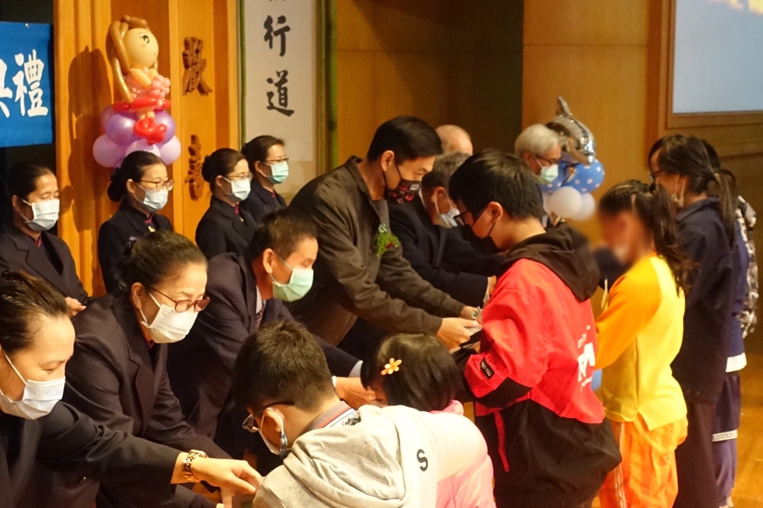 2021年宜蘭新芽獎學金頒獎典禮11月14日在慈濟羅東聯絡處舉行，宜蘭縣教育處長王泓翔上台頒獎。