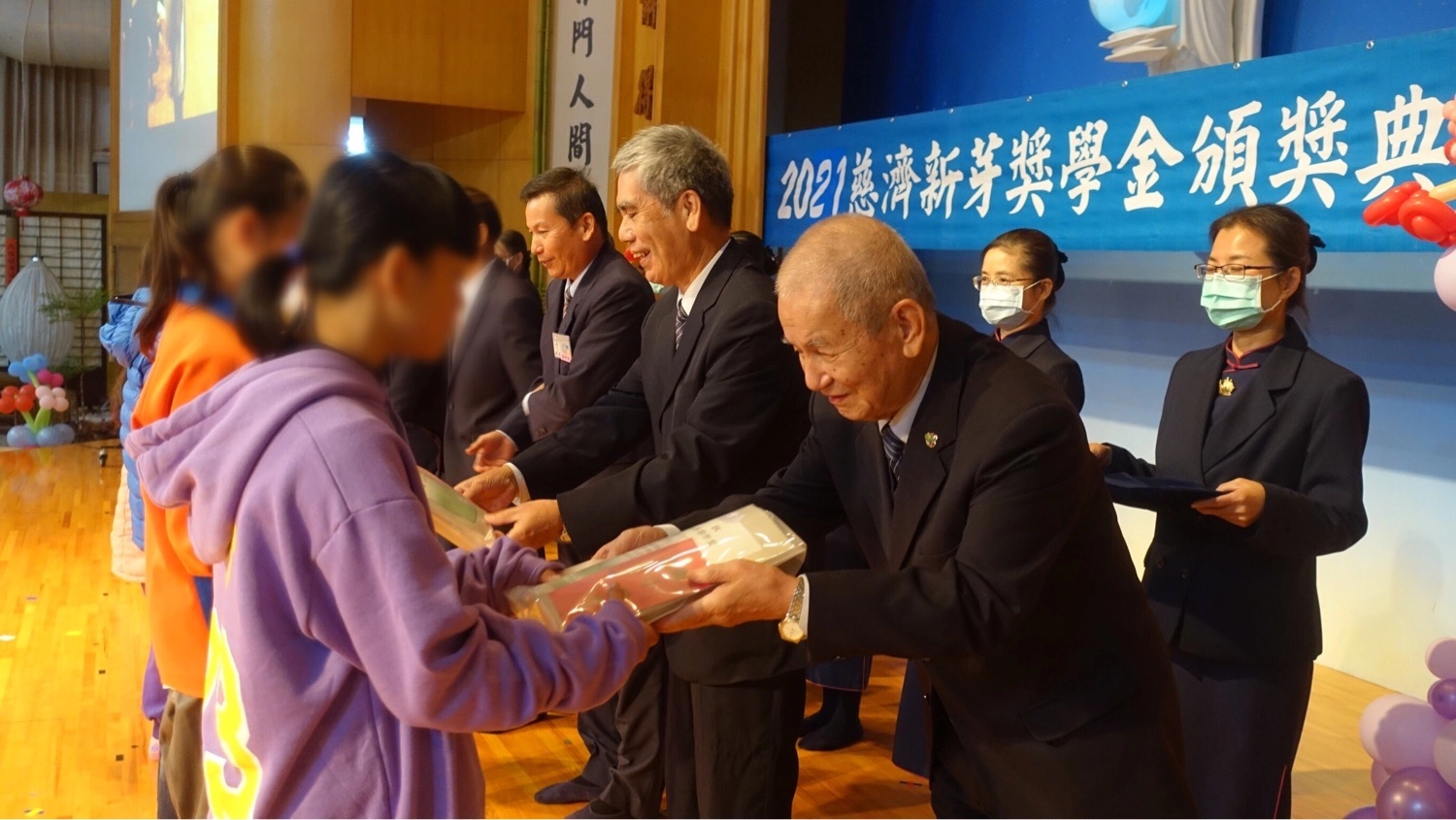 2021年宜蘭新芽獎學金頒獎典禮11月14日在慈濟羅東聯絡處舉行，本年度將近500位學子獲獎。