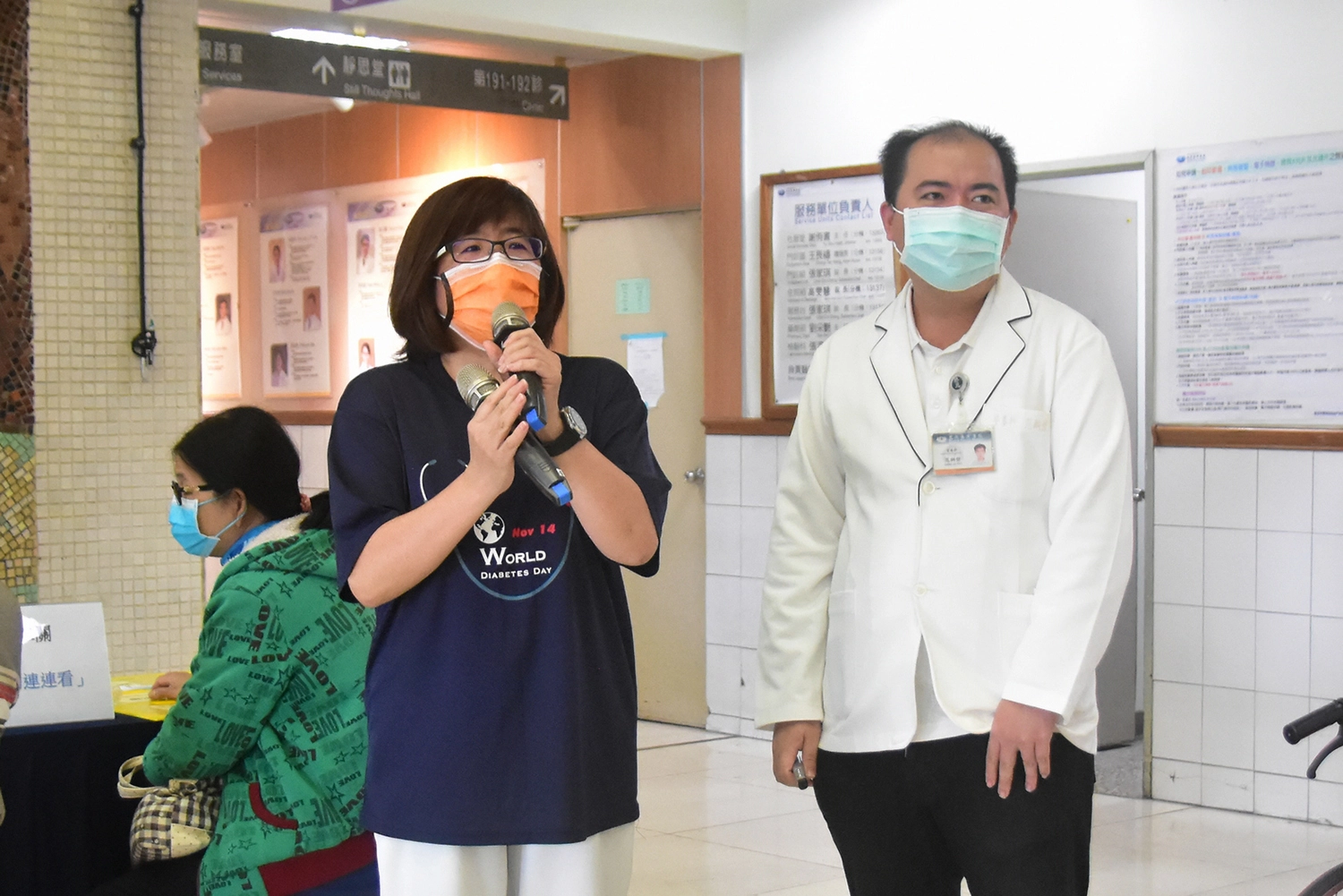 糖尿病個案管理師王懿萱(左)分享，糖尿病衛教學會於今年推出「糖尿病智慧好幫手」LINE聊天機器人服務。