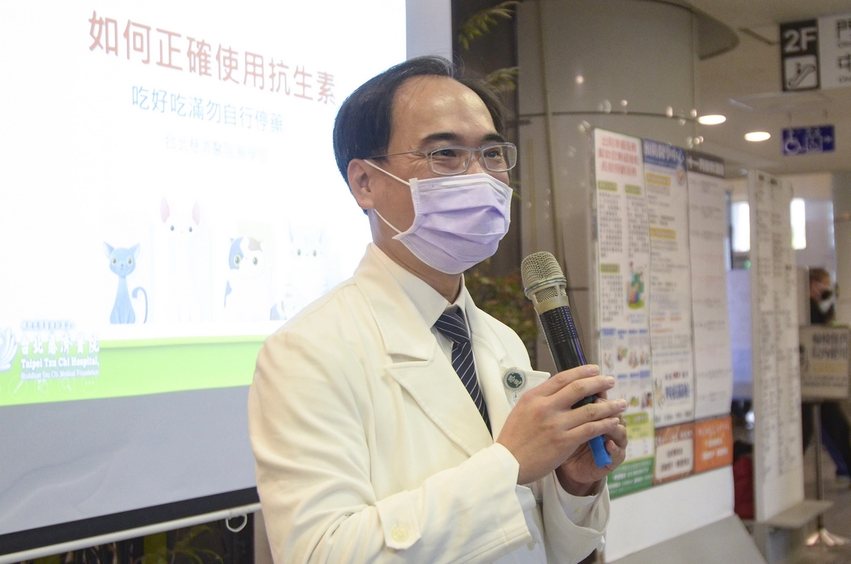 感染科邱勝康醫師說明抗生素的抗藥性產生之風險。