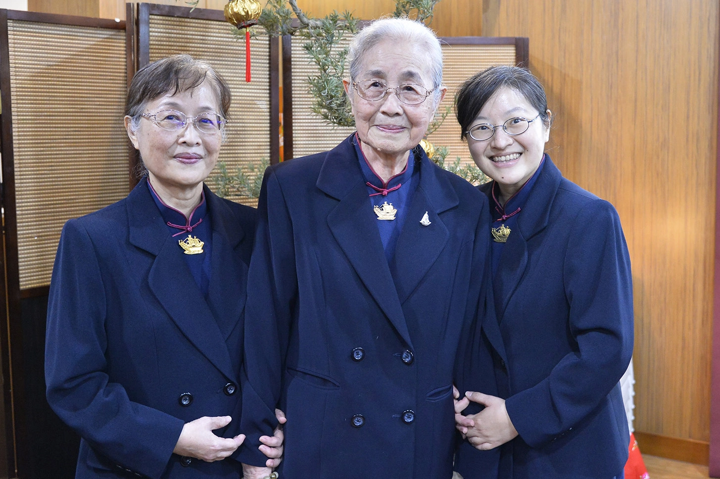 90歲的賴楊素梅(中)的女兒賴淑暖(左)、外孫女吳玉華(右)都是慈濟志工。