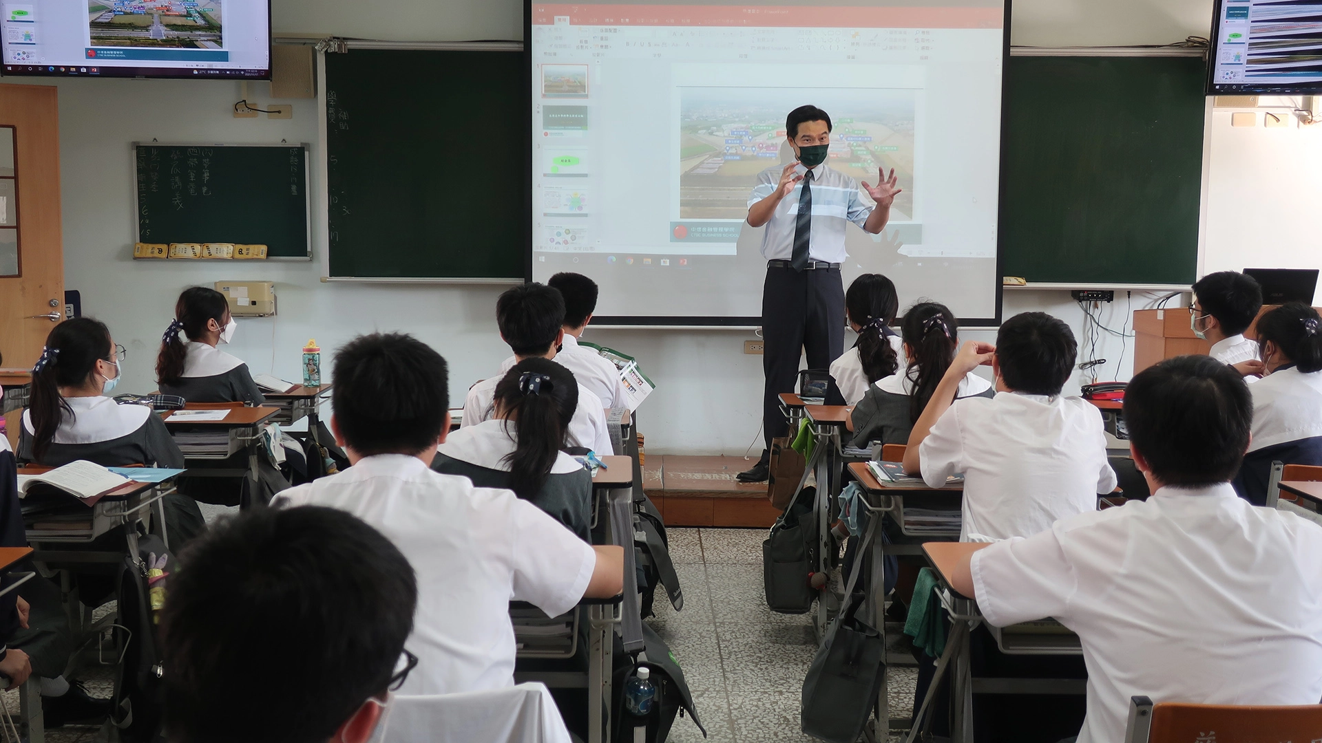 中信金融管理學院蔡主任說明關於商學院不同科系的差異，也鼓勵學生多進行探索。