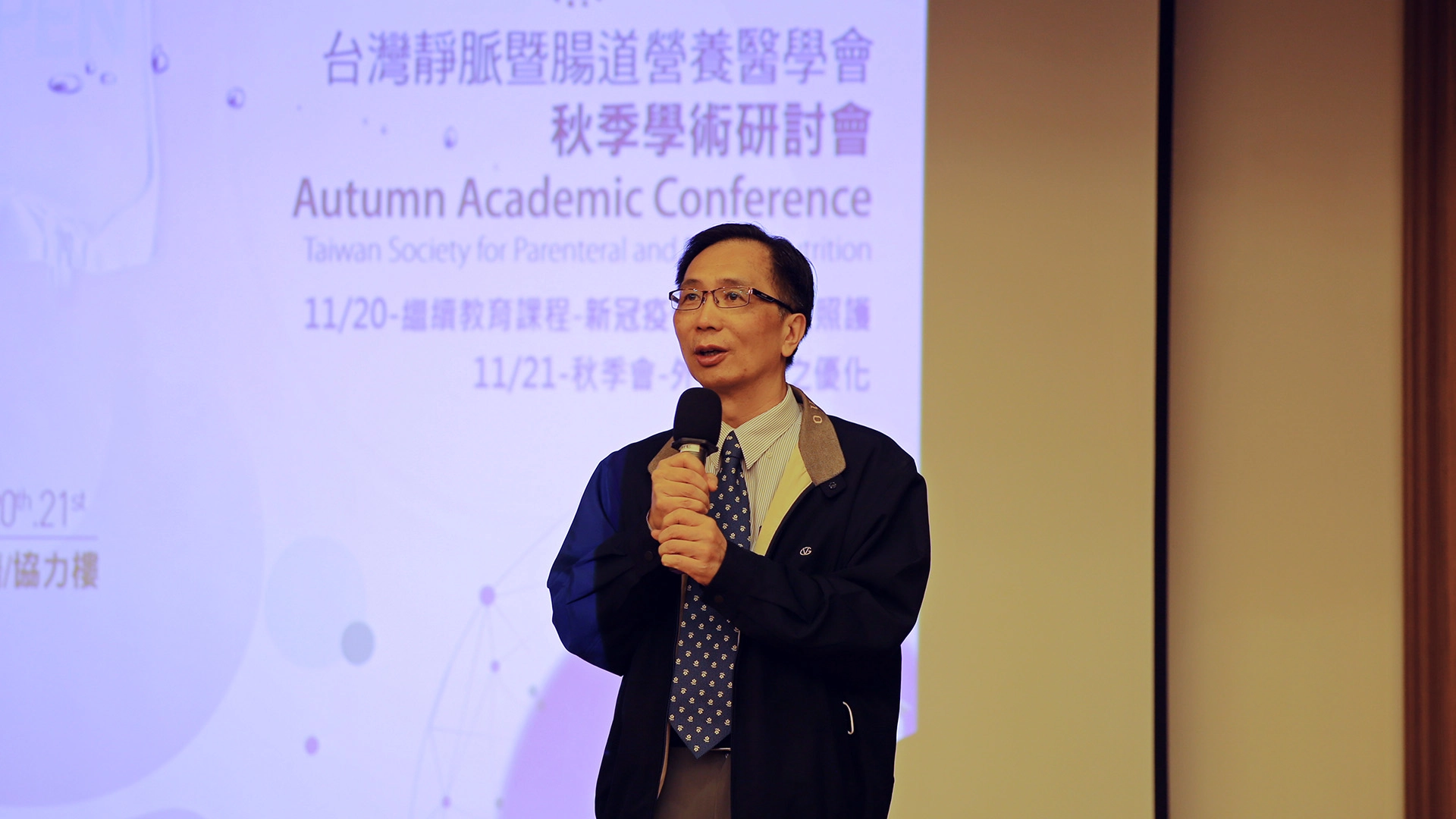 醫學會理事長倪衍玄表示，今年主題結合外科營養及新冠病毒肺炎（COVID-19）疫情下的營養照護，分享兩年間外科營養領域的突破與變化。