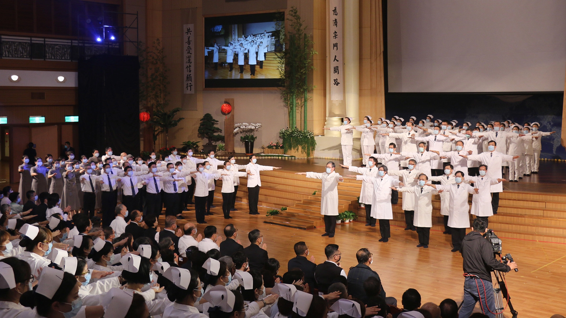 85位不同職類的主管與同仁演繹法華經，引領大眾將佛法契入生活實踐。