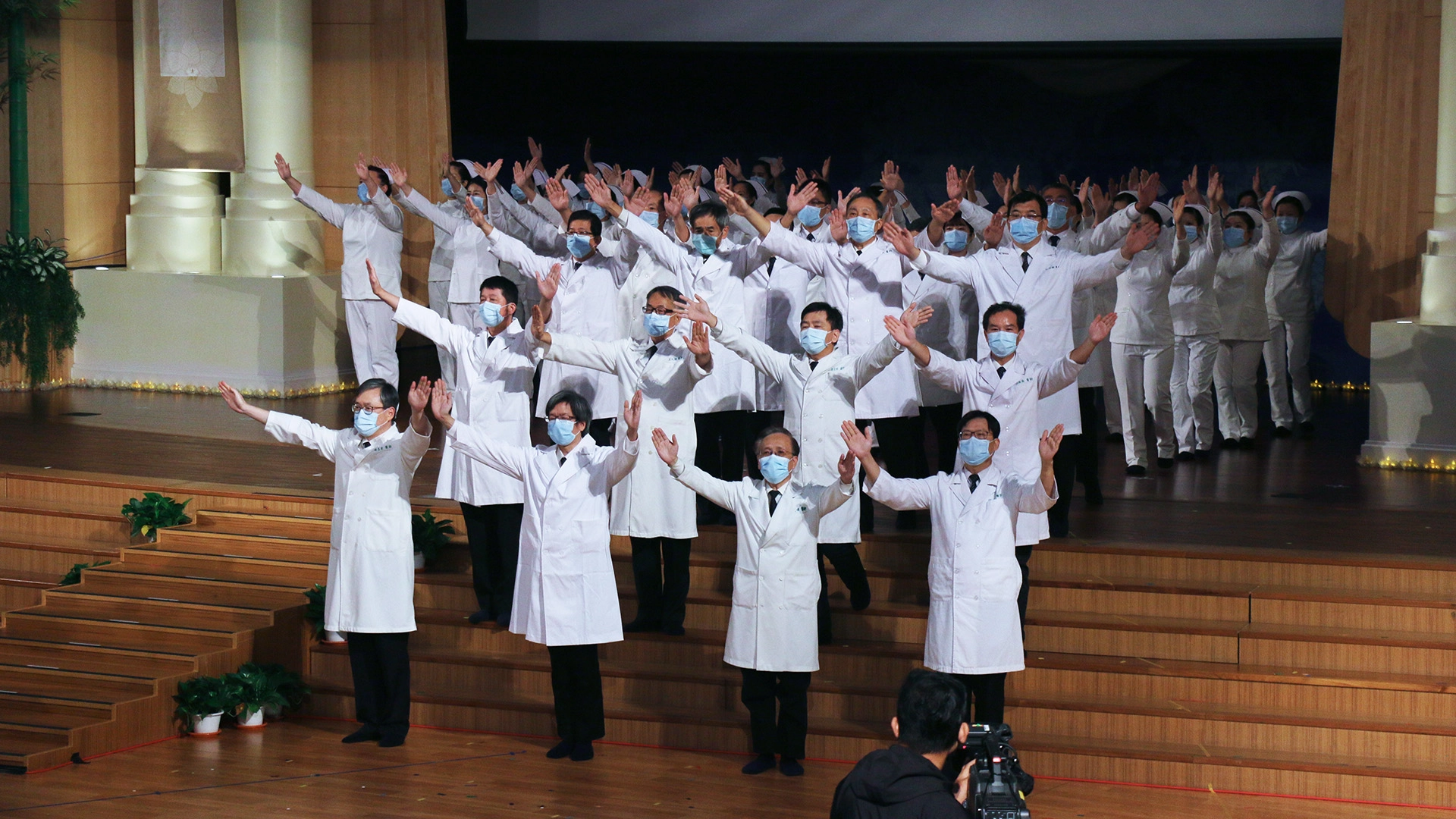 85位不同職類的主管與同仁演繹法華經，引領大眾將佛法契入生活實踐。