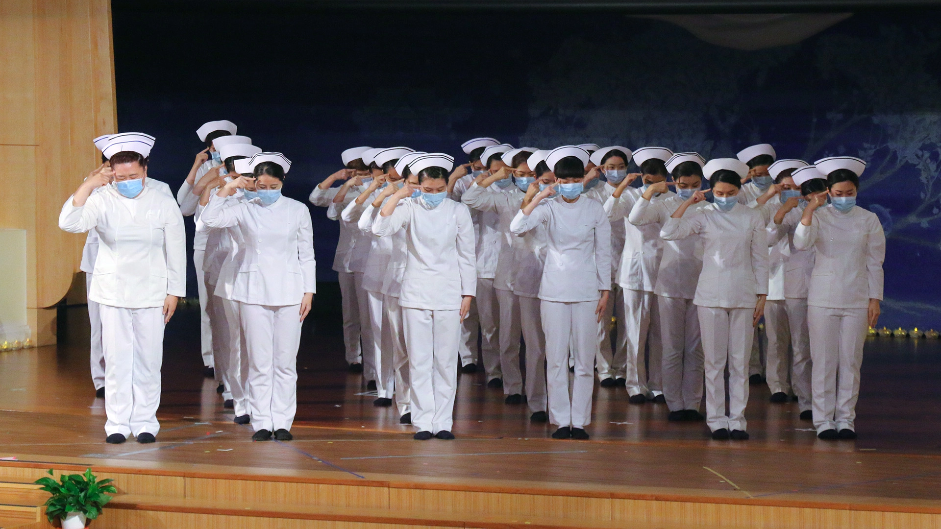 85位不同職類的主管與同仁演繹法華經，引領大眾將佛法契入生活實踐。