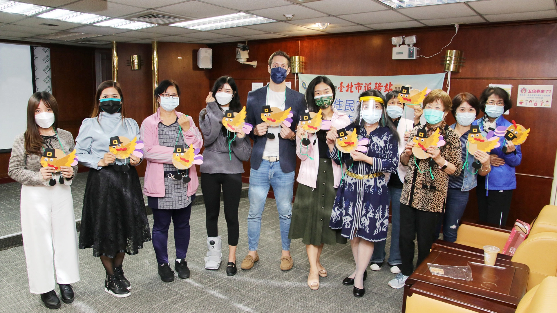 移民署北區事務大隊臺北市服務站舉辦11月份新住民家庭教育及法令宣導活動，賈斯汀也分享感恩節的精神並與大家一起做感恩節火雞吊飾。